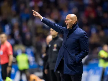 Zidane da instrucciones a sus jugadores en la banda de Riazor Zidane da instrucciones a sus jugadores en la banda de Riazor