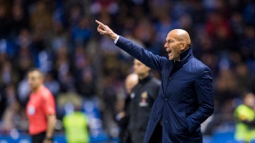 Zidane da instrucciones a sus jugadores en la banda de Riazor