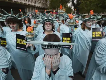 Activistas protestan contra Trump Activistas protestan contra Trump