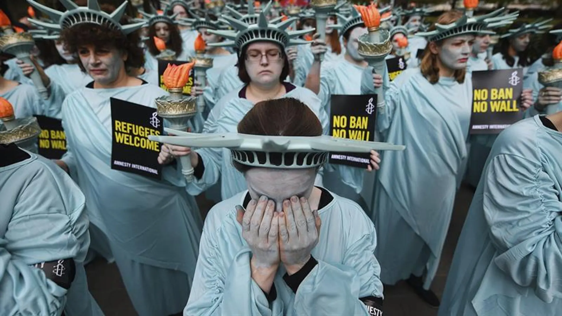 Activistas protestan contra Trump Activistas protestan contra Trump