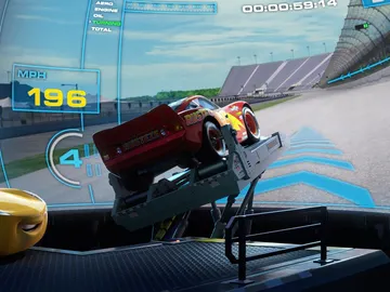 Rayo McQueen compitiendo en un simulador Rayo McQueen compitiendo en un simulador