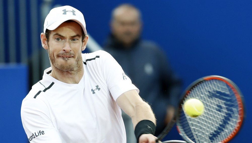 Andy Murray realizando un revés
