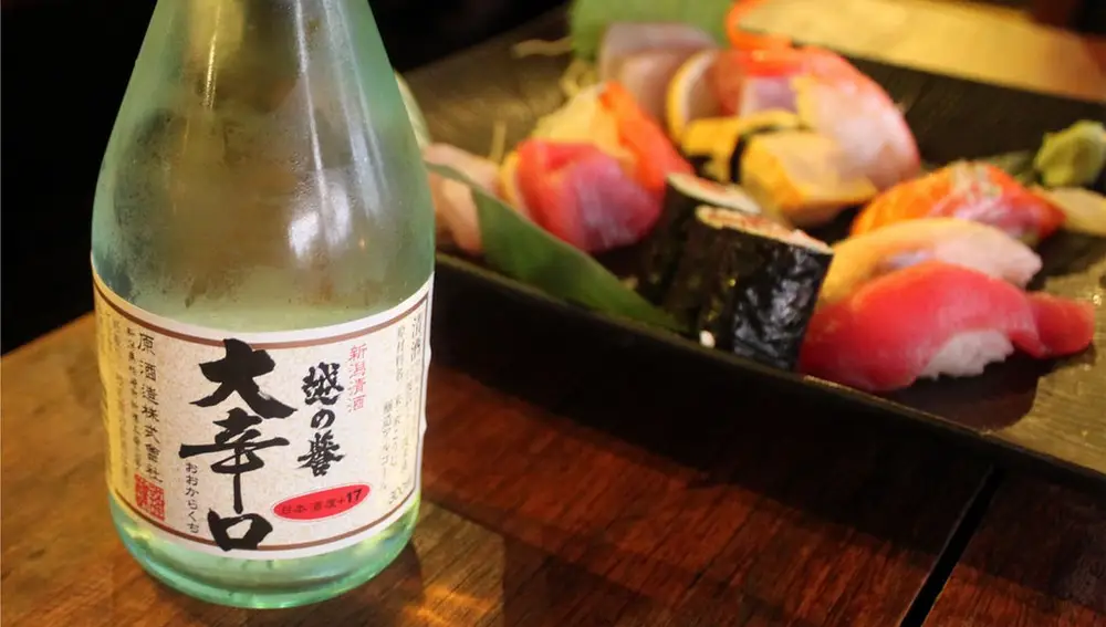 Sake y sushi, de la mano.