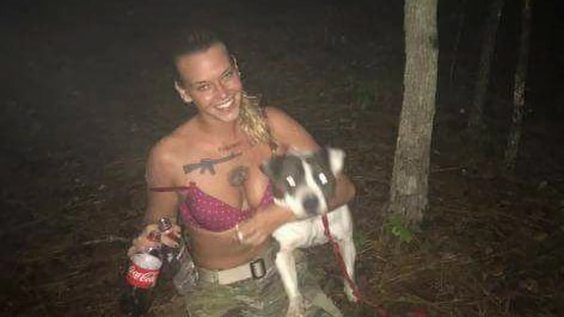 Marinna Rollins posa con su perro Marinna Rollins posa con su perro