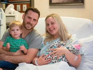La familia junto a la niña tras nacer La familia junto a la niña tras nacer