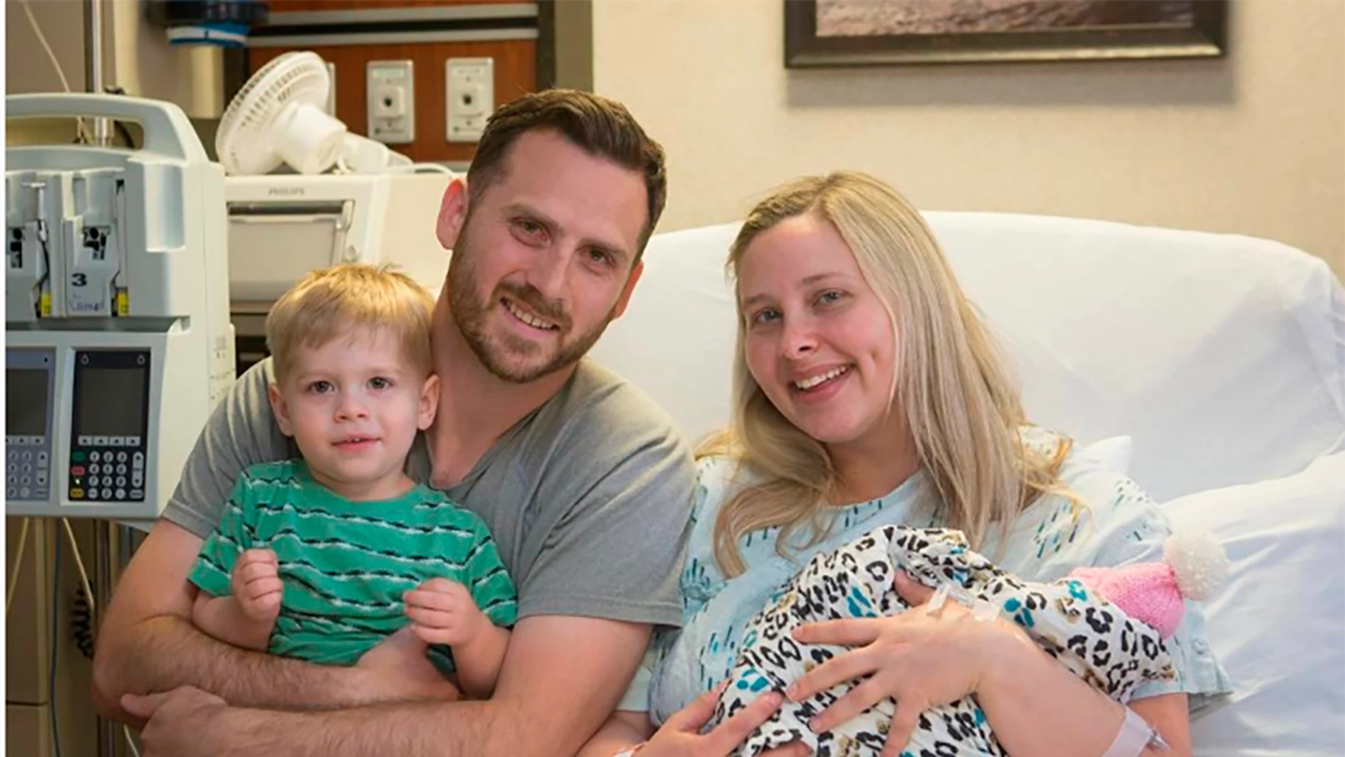 La familia junto a la niña tras nacer La familia junto a la niña tras nacer