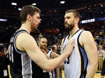 Pau Gasol saluda a su hermano Marc tras el partido Pau Gasol saluda a su hermano Marc tras el partido