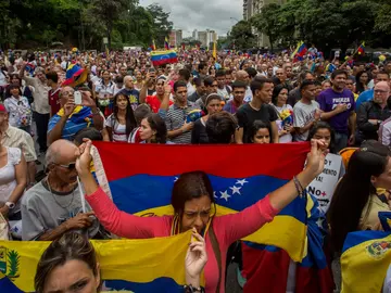 Cientos de personas participan en una manifestación contra el Gobierno nacional Cientos de personas participan en una manifestación contra el Gobierno nacional