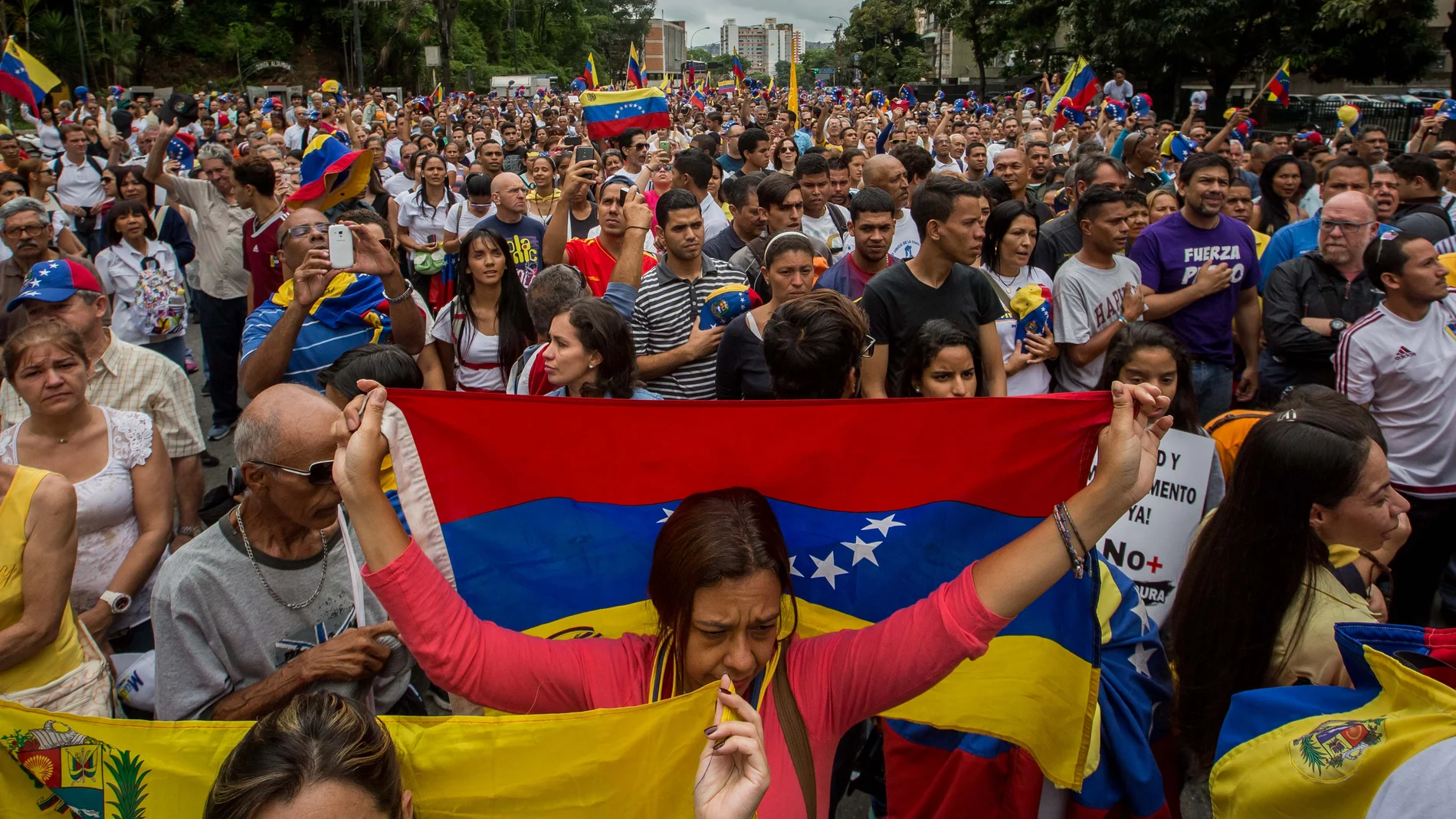 Cientos de personas participan en una manifestación contra el Gobierno nacional Cientos de personas participan en una manifestación contra el Gobierno nacional