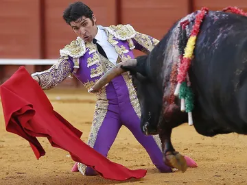 El diestro Cayetano en la faena a su segundo El diestro Cayetano en la faena a su segundo