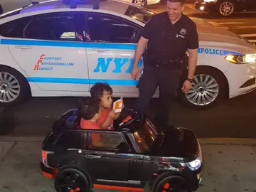 Los pequeños en el coche de juguete Los pequeños en el coche de juguete