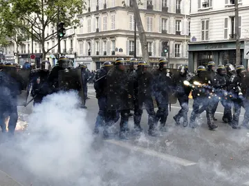 La policía durante unos disturbios durante una protesta La policía durante unos disturbios durante una protesta