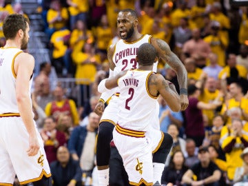 LeBron James celebra una canasta ante los Raptors