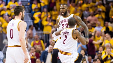 LeBron James celebra una canasta ante los Raptors