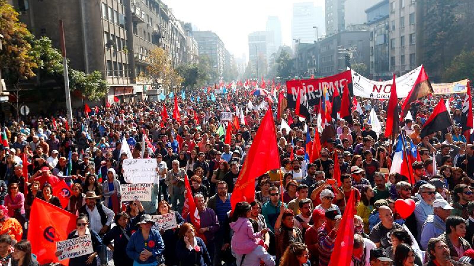 Violentos enfrentamientos entre manifestantes y policías en Chile durante el Día del Trabajo
