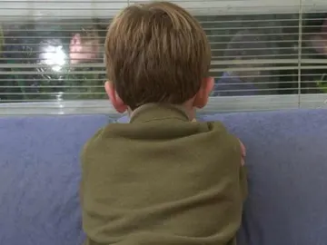 Un niño de espalda Un niño de espalda
