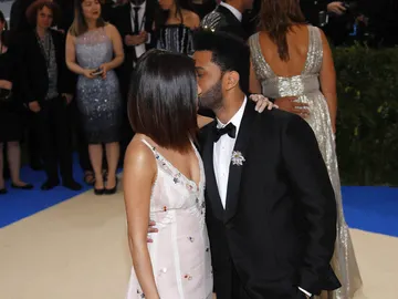 The Weeknd da un beso a Selena Gomez The Weeknd da un beso a Selena Gomez