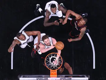Pau Gasol pelea por un rebote ante los Rokcets Pau Gasol pelea por un rebote ante los Rokcets