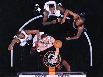 Pau Gasol pelea por un rebote ante los Rokcets Pau Gasol pelea por un rebote ante los Rokcets