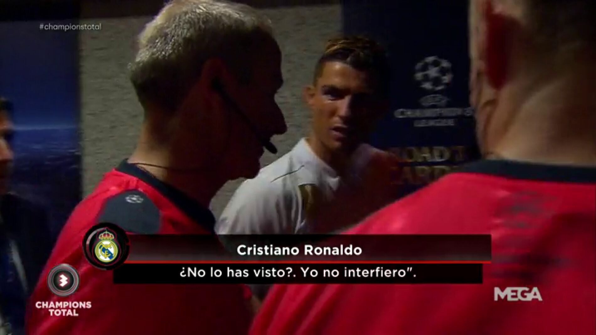 Frame 7.0561 de: Cristiano, pillado en el t&uacute;nel de vestuarios comentando con Atkinson su posici&oacute;n de fuera de juego