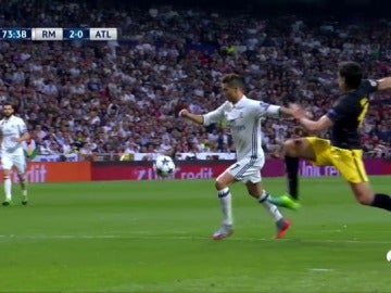 Frame 60.01619 de: El derechazo de Cristiano en el área para sumar el 2-0 para el Madrid ante el Atlético