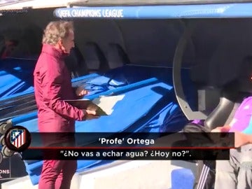 Frame 13.67177 de: Guerra por el césped del Bernabéu entre el profe Ortega y el Madrid: "¿No vas a echar agua?"