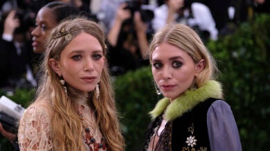 Mary Kate y Ashley Olsen reaparecen sobre la alfombra roja de la Met Gala 2017 con un look muy comentado en las redes sociales 