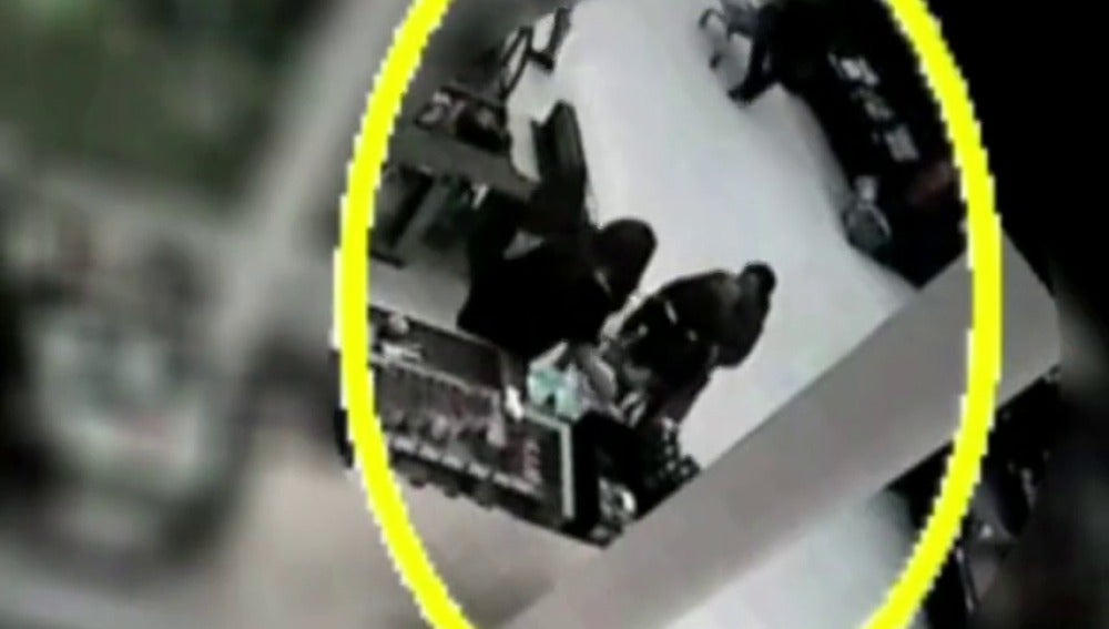 Frame 11.508976 de: Una mujer intenta secuestrar el bebé de una desconocida en un hipermercado