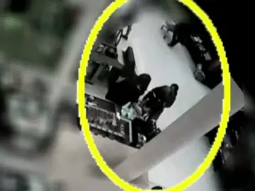 Frame 11.508976 de: Una mujer intenta secuestrar el bebé de una desconocida en un hipermercado Frame 11.508976 de: Una mujer intenta secuestrar el bebé de una desconocida en un hipermercado