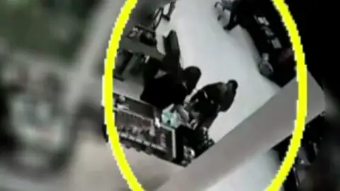 Frame 11.508976 de: Una mujer intenta secuestrar el bebé de una desconocida en un hipermercado Frame 11.508976 de: Una mujer intenta secuestrar el bebé de una desconocida en un hipermercado