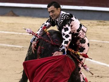 El diestro Paco Ureña da un pase a uno de sus toros en la tradicional corrida goyesca del 2 de mayo en la monumental de Las Ventas, 