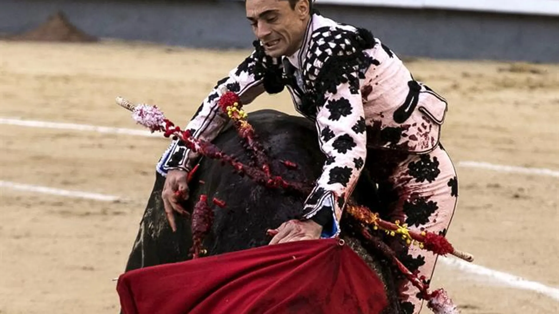 El diestro Paco Ureña da un pase a uno de sus toros en la tradicional corrida goyesca del 2 de mayo en la monumental de Las Ventas, 