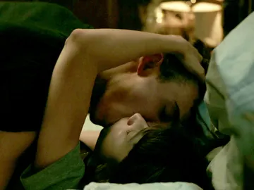 Rio, en un impulso de pasión, declara su amor a Tokio horas antes del atraco Rio, en un impulso de pasión, declara su amor a Tokio horas antes del atraco