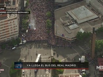 Frame 101.028571 de: Así llegaron Real Madrid y Atlético al estadio Santiago Bernabéu antes del derbi