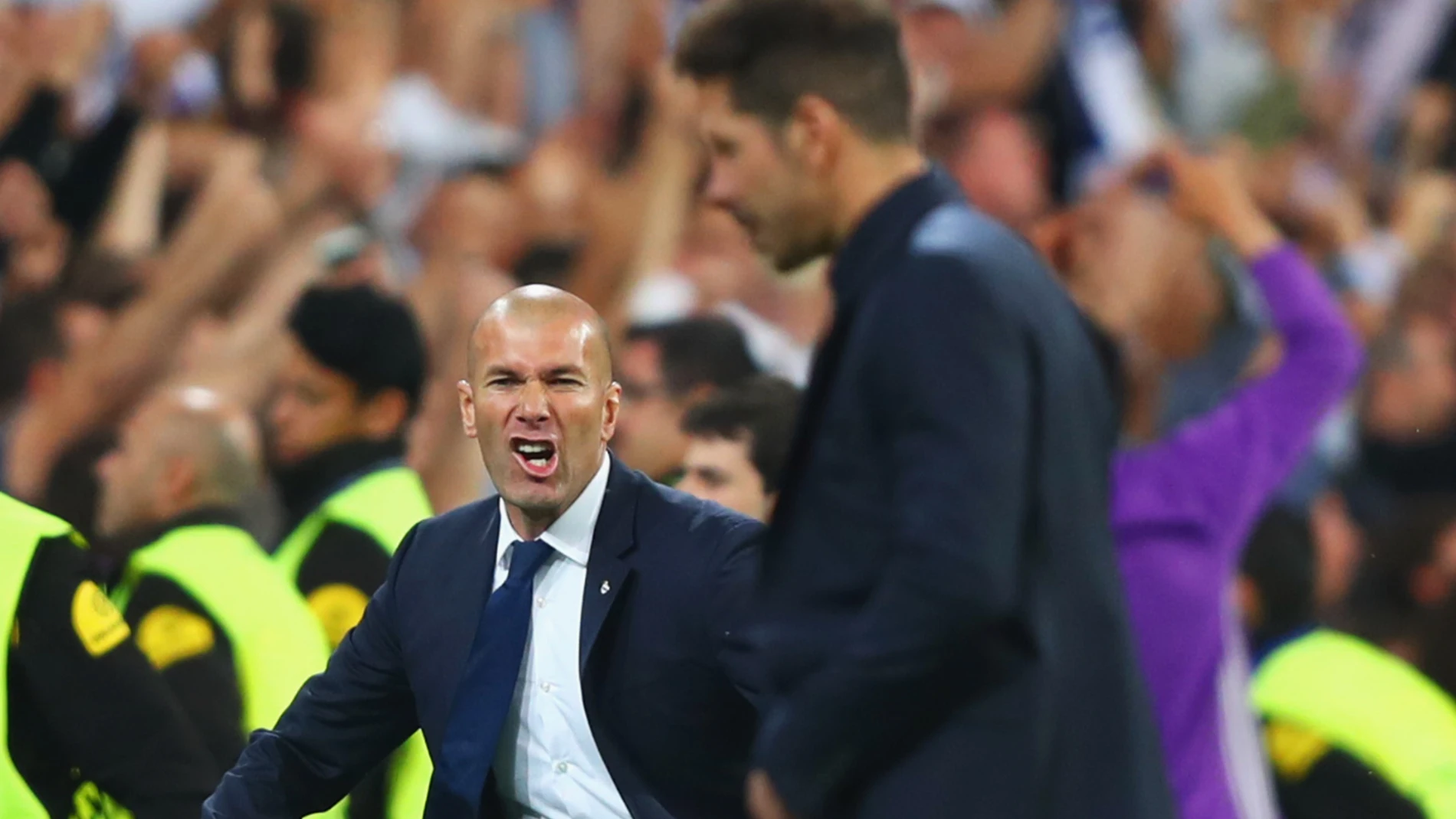 Zidane celebra un gol ante un cabizbajo Simeone