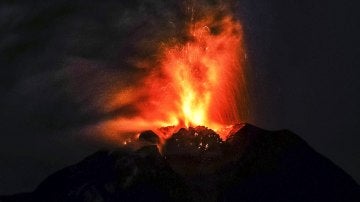 Volcán en erupción (02-05-2017)