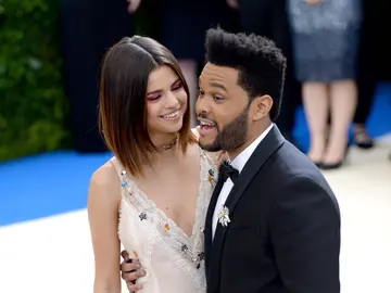 Selena pone ojitos a The Weeknd Selena pone ojitos a The Weeknd