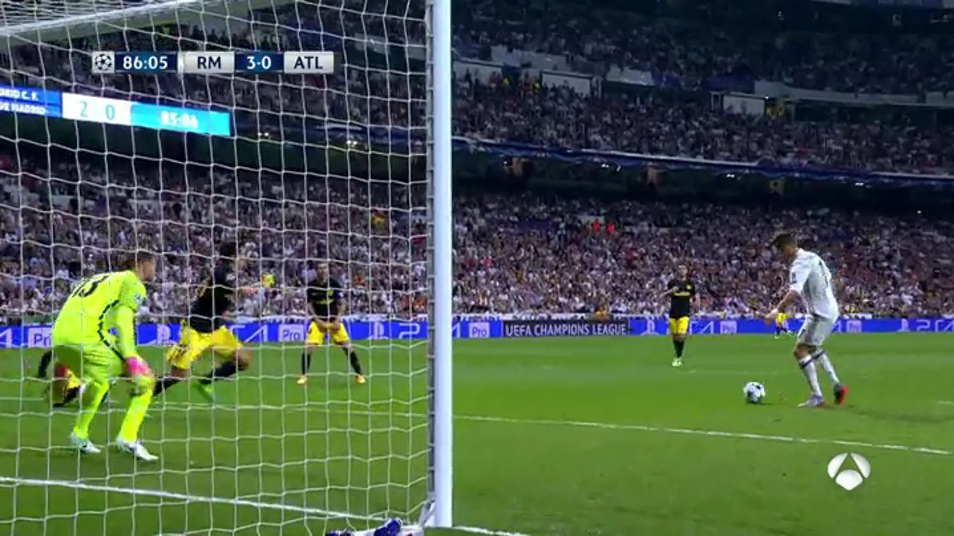 Frame 64.907141 de: Cristiano logra el 'hat-trick' ante el Atlético tras una gran incursión de Lucas Vázquez en el área