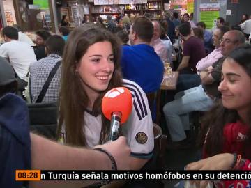 Aficionados del Madrid y el Atlético en un bar de Madrid