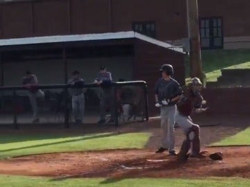 Luke Terry, jugando al béisbol