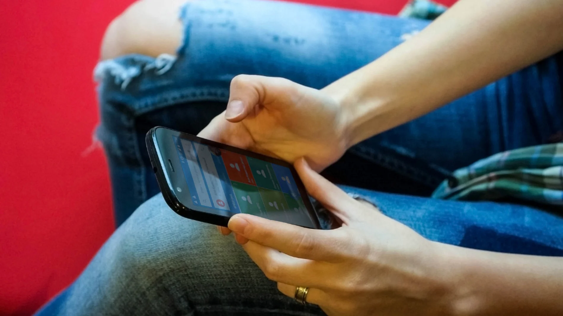 Un usuario con su teléfono móvil Android Un usuario con su teléfono móvil Android