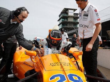 Fernando Alonso, subiéndose a su monoplaza para disputar las 500 millas de Indianápolis