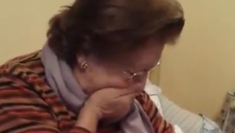 La reacción de una mujer al recibir una muñeca