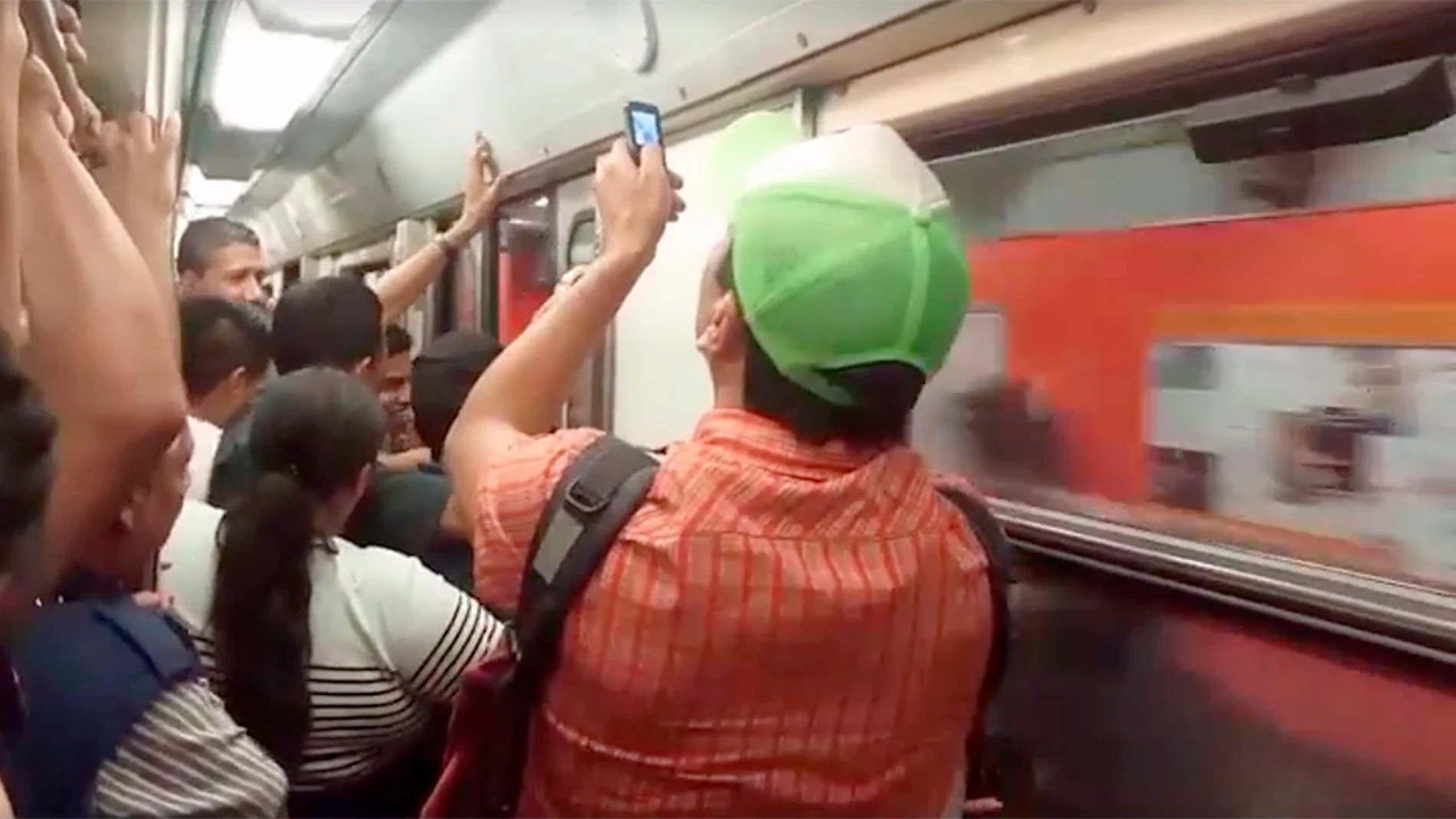 Captura del vídeo del metro de México Captura del vídeo del metro de México