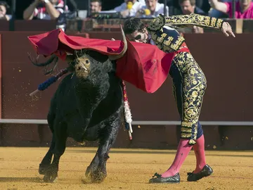 El diestro Juan José Padilla con el primer toro de la tarde El diestro Juan José Padilla con el primer toro de la tarde