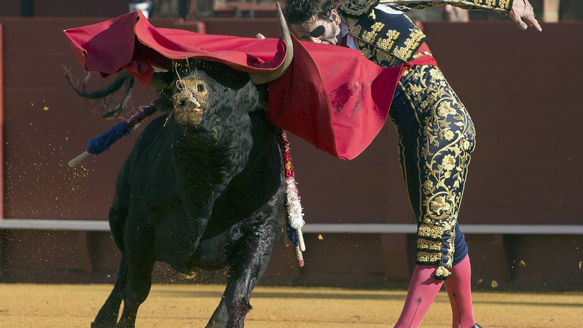 El diestro Juan José Padilla con el primer toro de la tarde