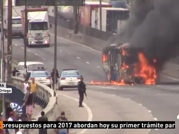 Frame 20.532857 de: Una redada contra narcotraficantes en Brasil acaba con una violenta respuesta en las calles de Río de Janeiro Frame 20.532857 de: Una redada contra narcotraficantes en Brasil acaba con una violenta respuesta en las calles de Río de Janeiro