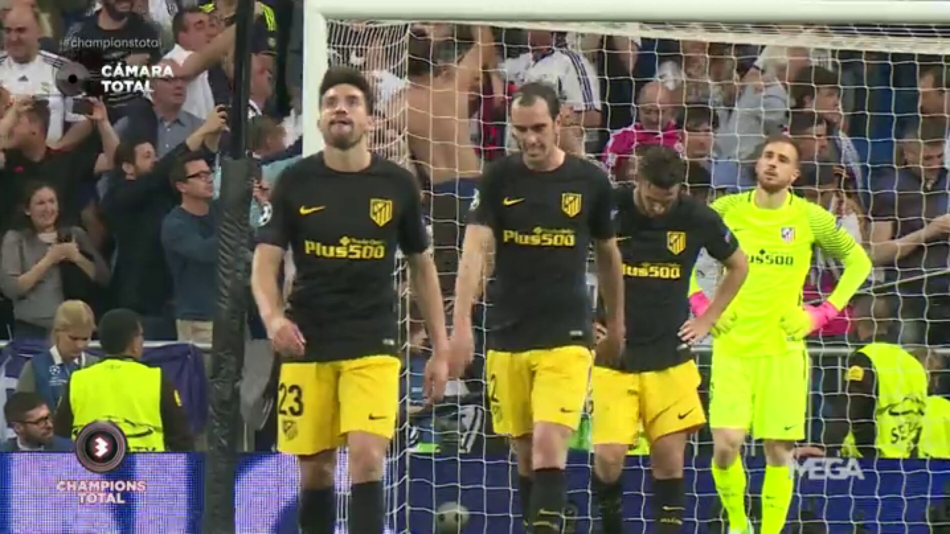 Frame 10.072857 de: Los jugadores del Atl&eacute;tico y Simeone, hundidos con el 3-0 del Real Madrid