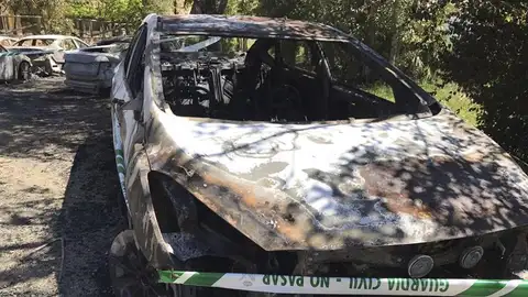 Un coche de Cabify calcinado en Sevilla Un coche de Cabify calcinado en Sevilla