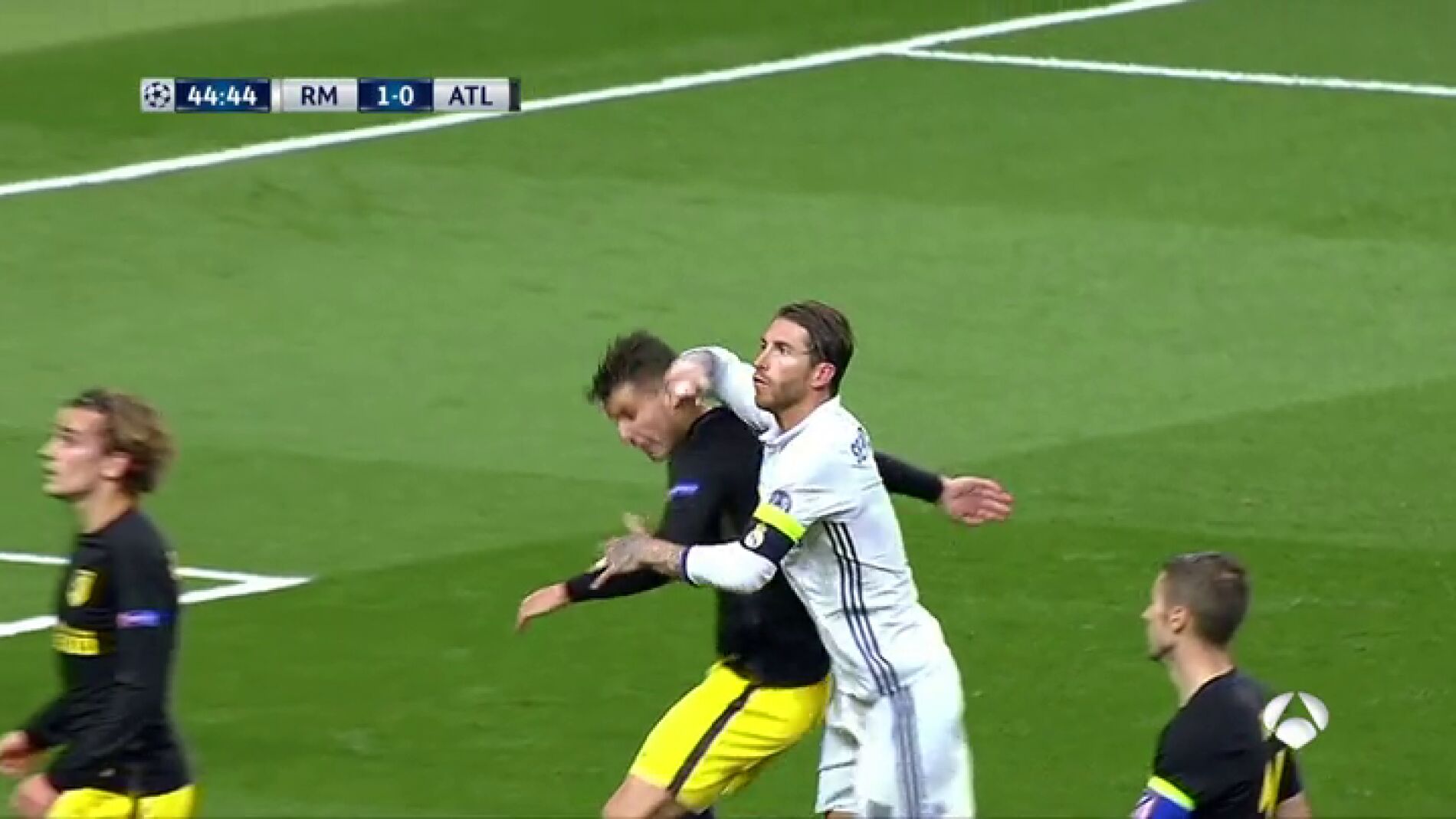 Frame 1.655521 de: Sergio Ramos dio un codazo a Lucas en un c&oacute;rner